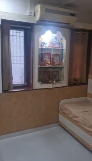 Bedroom in 3.5 BHK Apartment at Mulund West – for Rent