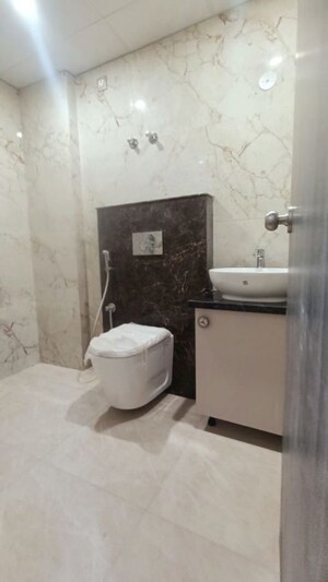Bathroom in 1 BHK Builder Floor at Sector 14 – for Rent