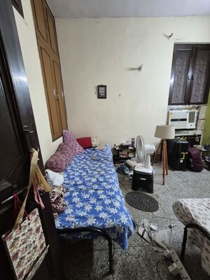 Room in 1.5 BHK Apartment at Mayur Vihar – for Rent
