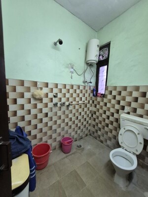 Attached Bathroom in 1.5 BHK Apartment at Mayur Vihar – for Rent