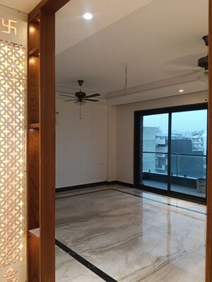 Room in 4 BHK Builder Floor at Ansal Esencia-Mulberry Homes, Sector 67 – for Rent