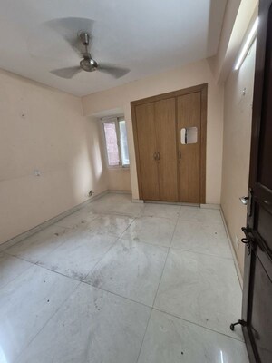Room in 3.5 BHK Apartment at Mayur Vihar – for Sale