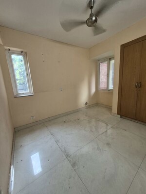 Room in 3.5 BHK Apartment at Mayur Vihar – for Sale