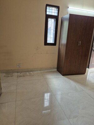 Furnished Amenities in 3.5 BHK Apartment at Mayur Vihar – for Sale