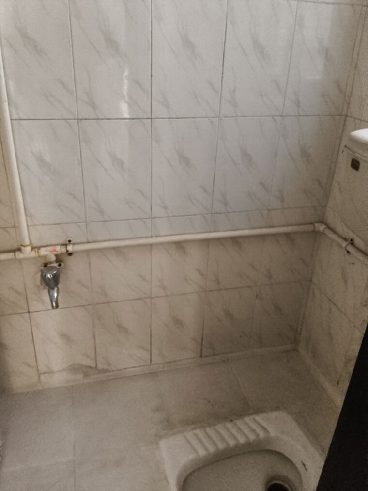 Bathroom, sudhir-apartment 1 Bedroom 600 Sq.Ft. Apartment In Santacruz East Mumbai 10696425