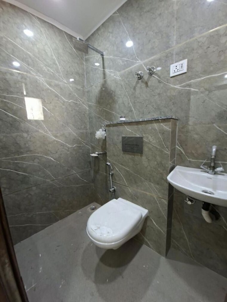 Bathroom, chattarpur 3 Bedroom 1125 Sq.Ft. Builder Floor In Chattarpur Delhi 10696578