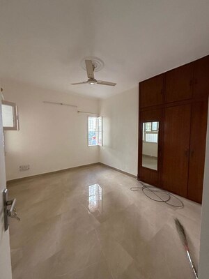 Room in 3 BHK Apartment at Godrej South Estate Okhla, Okhla – for Rent