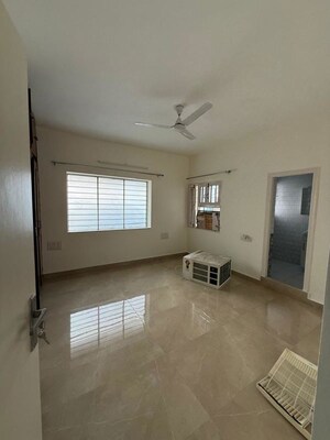 Room in 3 BHK Apartment at Godrej South Estate Okhla, Okhla – for Rent