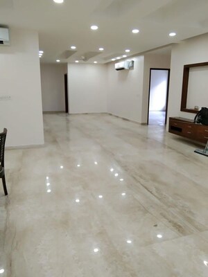 Room in 4 BHK Builder Floor at Green Fields Colony – for Rent