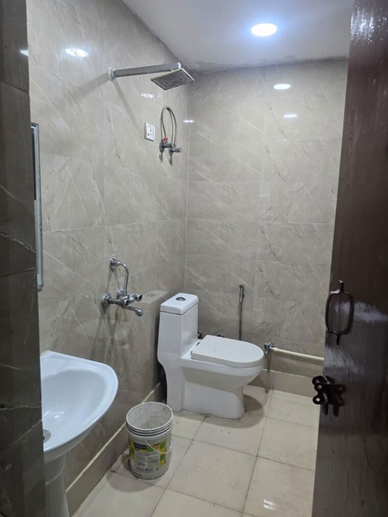 Bathroom, green fields colony 4 Bedroom 400 Sq.Yd. Builder Floor In Green Fields Colony Faridabad 10696658