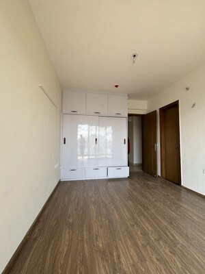 Room in 3.5 BHK Apartment at The Center Court, Sector 88a – for Rent