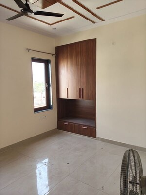 Room in 3 BHK Builder Floor at Sector 9a – for Rent