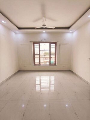 Room in 3 BHK Builder Floor at Sector 4 – for Rent