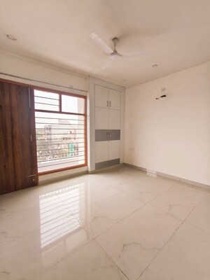 Room in 3 BHK Builder Floor at Sector 4 – for Rent