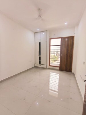 Room in 3 BHK Builder Floor at Sector 4 – for Rent