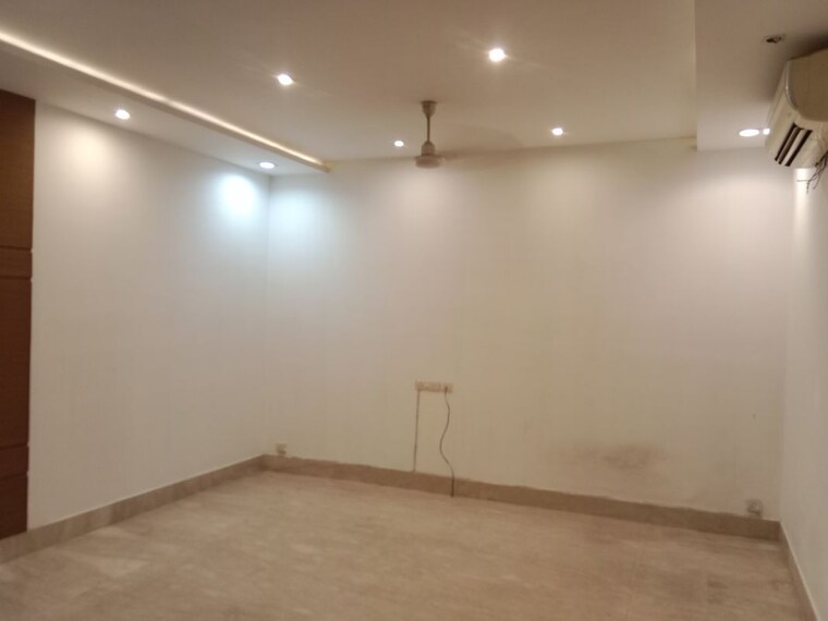Room, greater kailash ii 3 Bedroom 250 Sq.Yd. Builder Floor In Greater Kailash ii Delhi 10696918