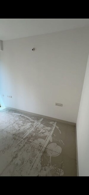 Room in 2 BHK Apartment at Sheth Avalon, Laxmi Nagar – for Sale