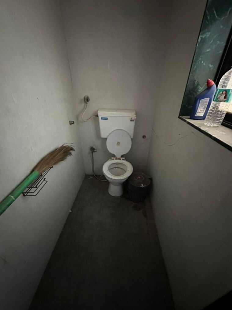 Attached Bathroom, four bunglows Commercial Shop 400 Sq.Ft. In Four Bunglows Mumbai 10588469