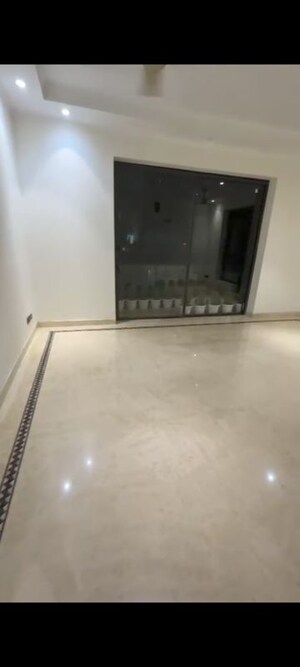 Room in 3 BHK Builder Floor at RWA Apartments Sector 19, Sector 19 – for Rent