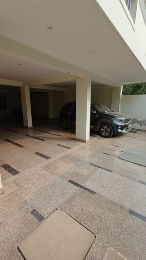 Parking in 3 BHK Builder Floor at Sector 17 – for Rent