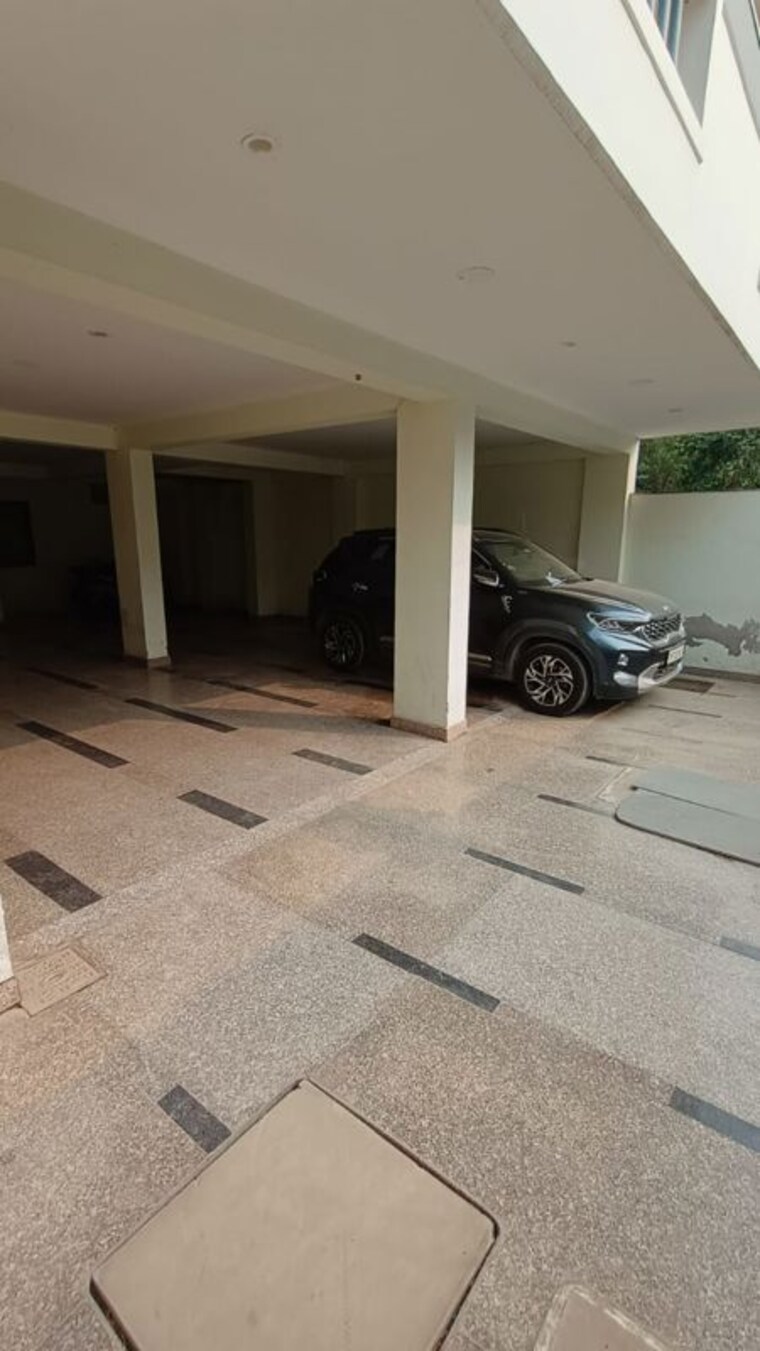  Parking, sector 17 3 Bedroom 2200 Sq.Ft. Builder Floor In Sector 17 Gurgaon 10697157