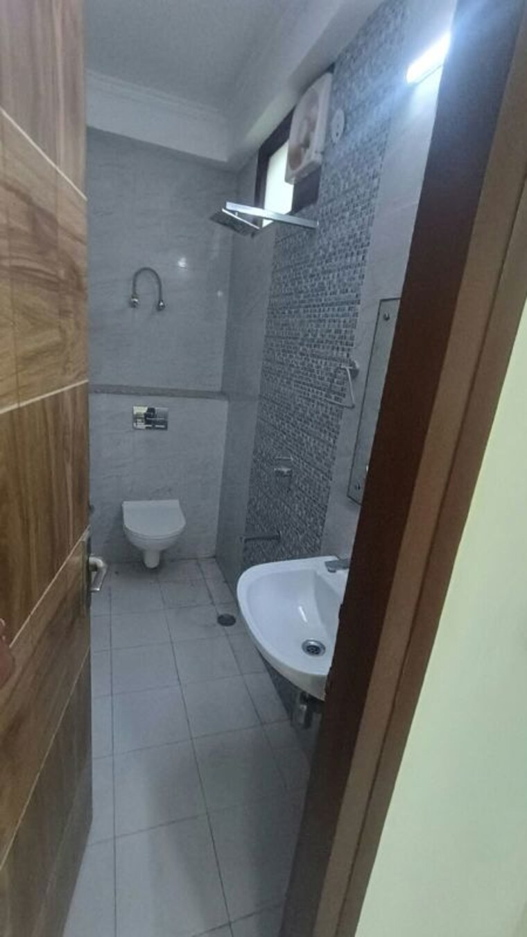 Bathroom, sector 52 3 Bedroom 2200 Sq.Ft. Builder Floor In Sector 52 Gurgaon 10697179