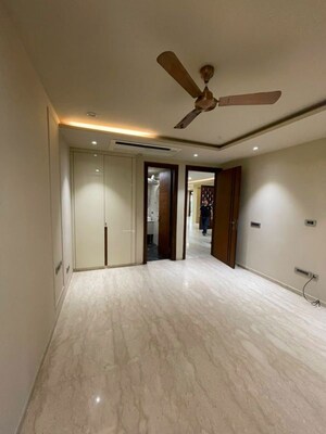 Room in 4 BHK Apartment at DLF The Pinnacle, Dlf Phase V – for Sale