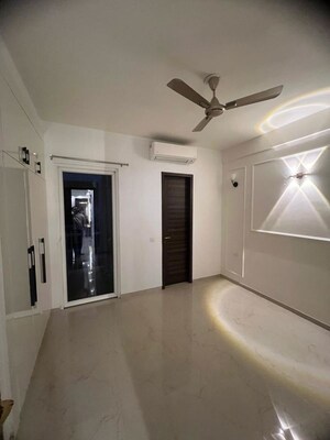 Furnished Amenities in 3.5 BHK Apartment at Smart World Orchard, Sector 61 – for Rent