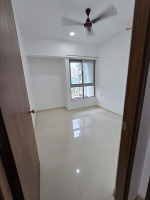 Room in 3 BHK Apartment at Kalpataru Immensa, Kolshet Road – for Rent