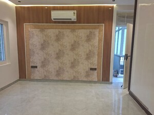 Room in 4 BHK Builder Floor at DLF Westend Heights, Sector 53 – for Rent