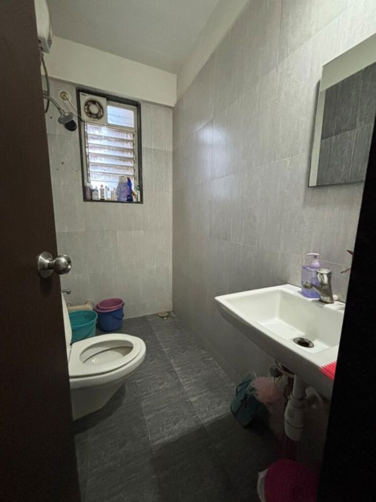 Bathroom, dahanukar colony 3 Bedroom 1457 Sq.Ft. Apartment In Dahanukar Colony Pune 10697546