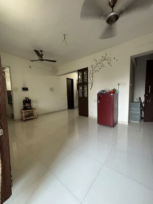 Room in 3 BHK Apartment at Dahanukar Colony – for Rent