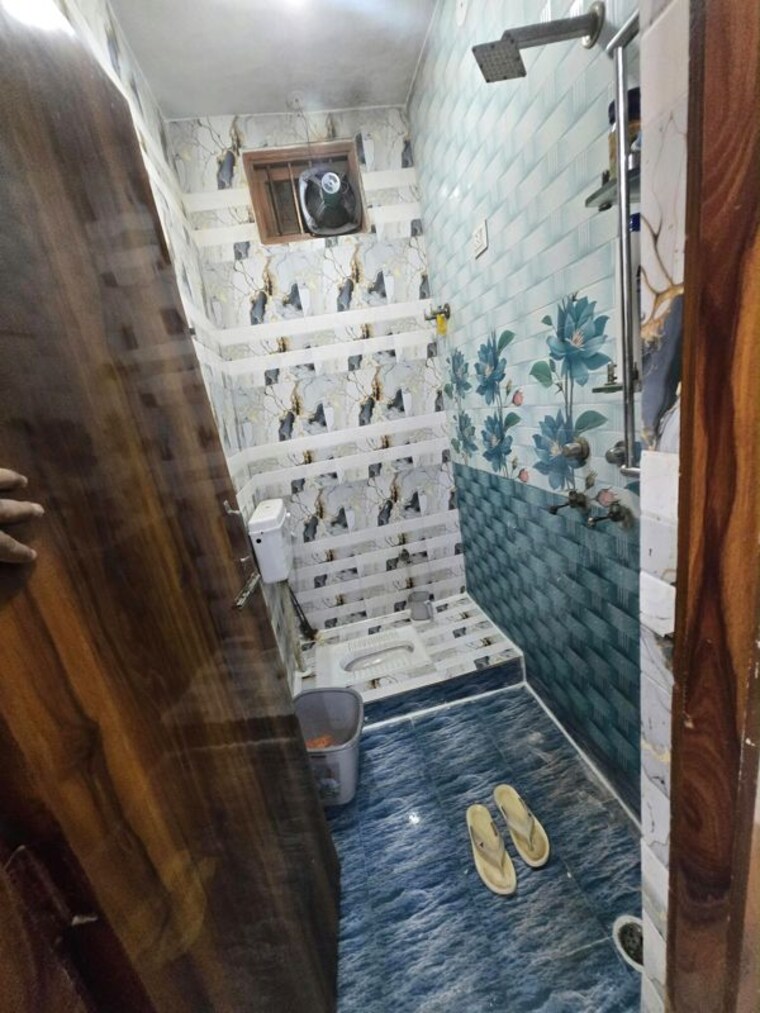 Bathroom, madanpur khadar 2 Bedroom 450 Sq.Ft. Builder Floor In Madanpur Khadar Delhi 10697593