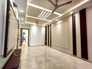 Room in 4 BHK Builder Floor at Vikas Puri – for Sale