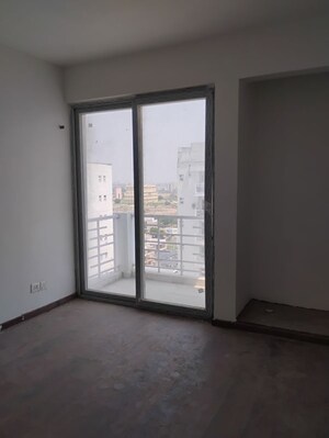 Room in 3 BHK Apartment at Gomti Nagar – for Sale