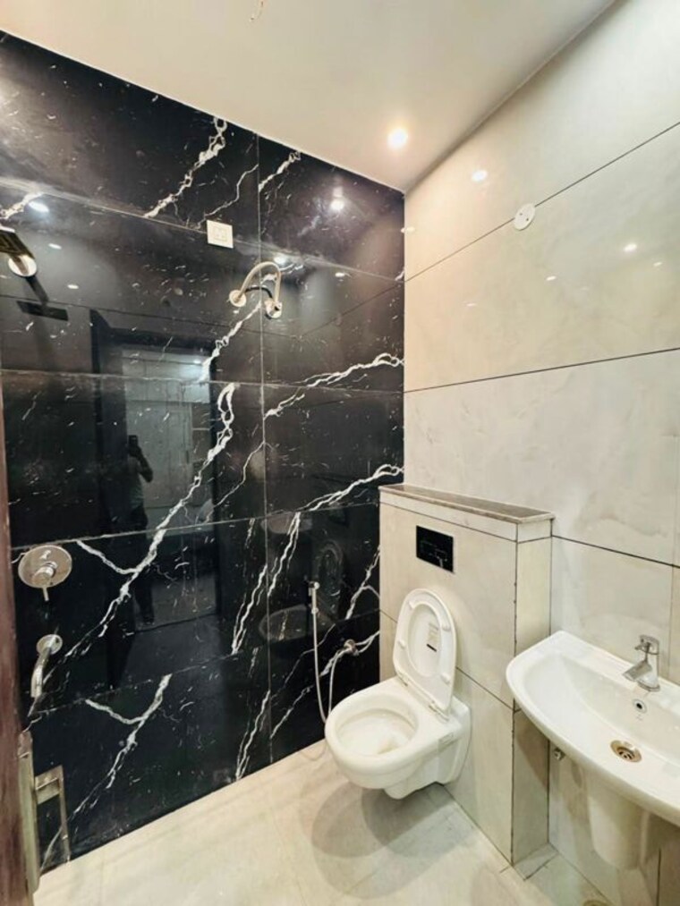 Bathroom, kharar road 3 Bedroom 150 Sq.Yd. Apartment In Kharar Road Mohali 10697785