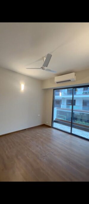 Room in 3.5 BHK Apartment at Signature Global City 63A, Sector 63a – for Rent