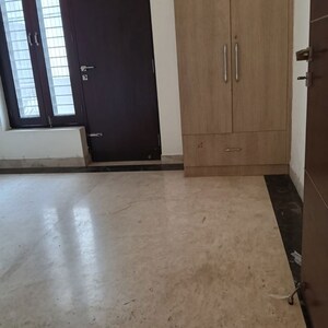 Room in 3 BHK Apartment at Ansal Sushant Apartments, Sushant Lok I – for Rent