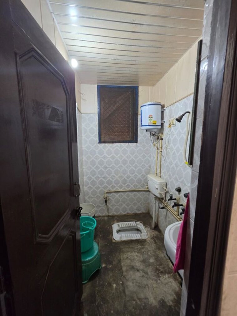Bathroom, sector 5 wave city 3 Bedroom 1200 Sq.Ft. Builder Floor In Sector 5 Wave City Ghaziabad 10698171