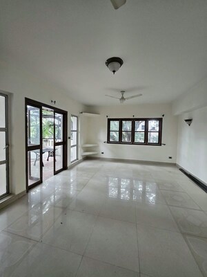 Room in 5 BHK Penthouse at Nasheman Apartments, Shivaji Nagar – for Rent