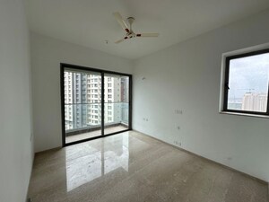 Room in 3 BHK Apartment at Kalpataru Immensa, Kolshet Road – for Rent