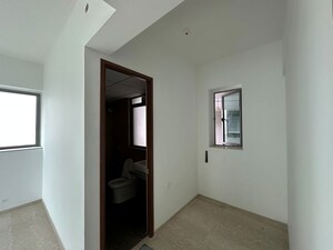 Room in 3 BHK Apartment at Kalpataru Immensa, Kolshet Road – for Rent