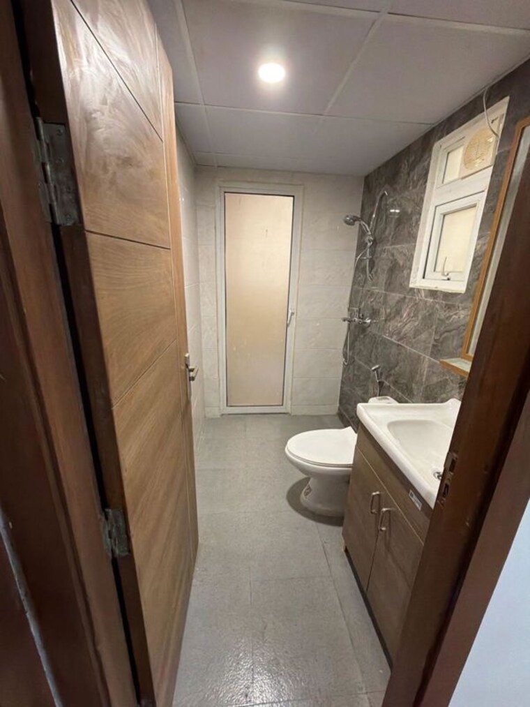 Bathroom, sector 23 3 Bedroom 1600 Sq.Ft. Builder Floor In Sector 23 Gurgaon 10698252