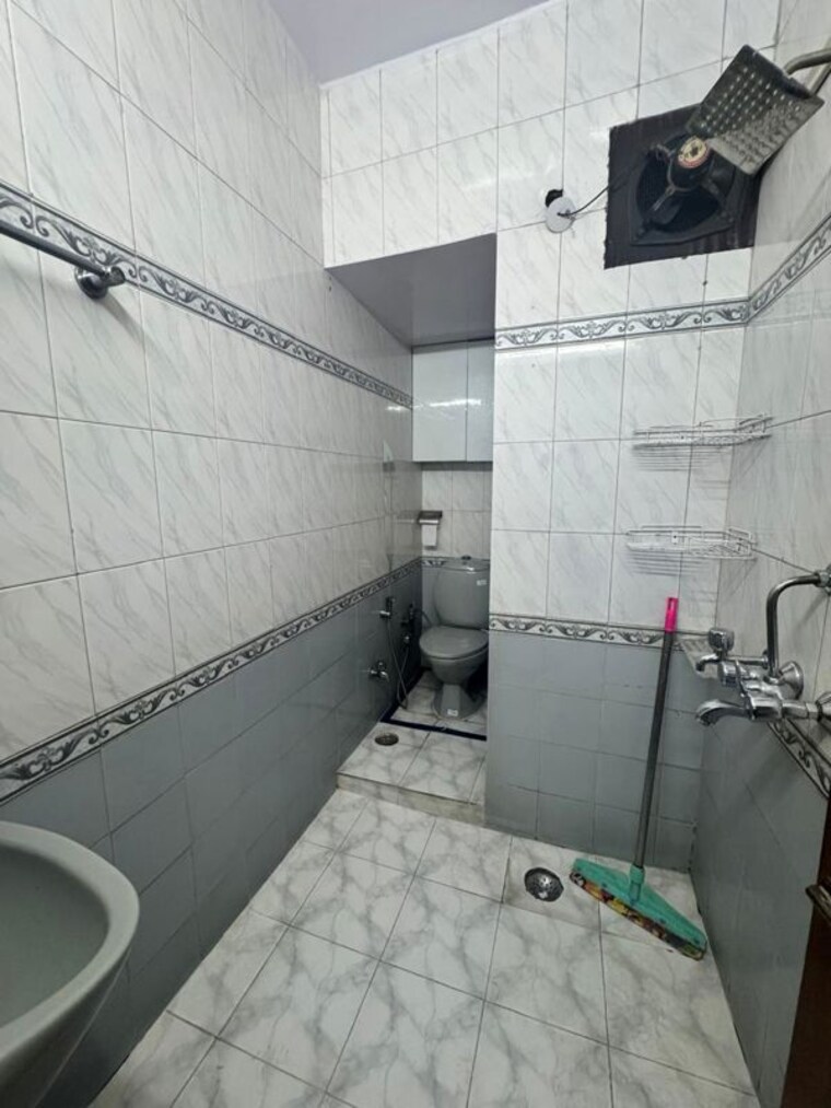 Bathroom, lajpat nagar ii 2.5 Bedroom 900 Sq.Ft. Builder Floor In Lajpat Nagar ii Delhi 10698281