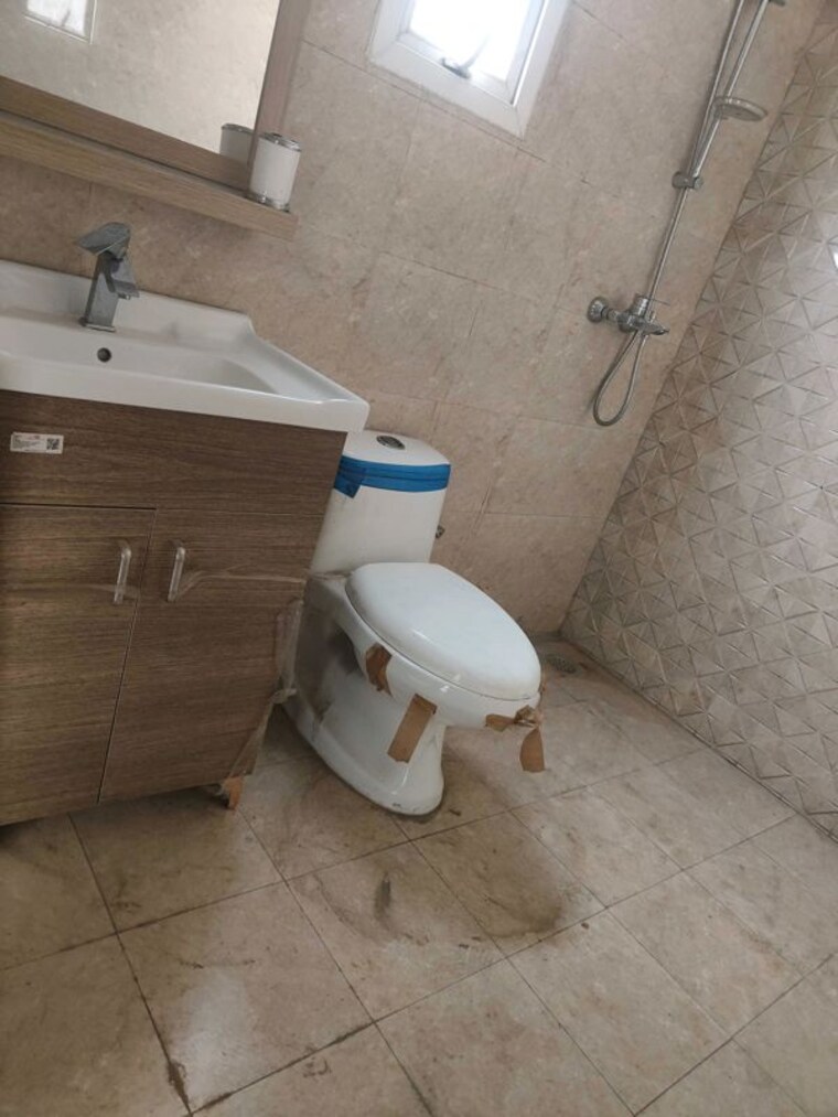 Bathroom, sector 23 3 Bedroom 1500 Sq.Ft. Builder Floor In Sector 23 Gurgaon 10698347