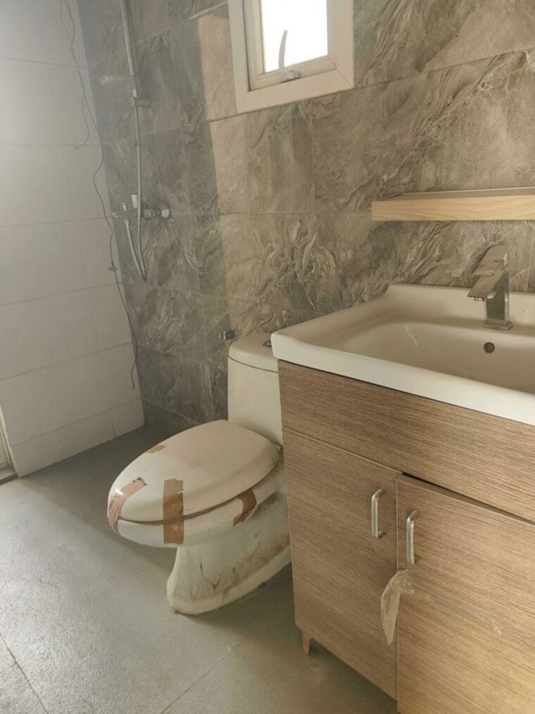 Bathroom, sector 23 3 Bedroom 1500 Sq.Ft. Builder Floor In Sector 23 Gurgaon 10698347