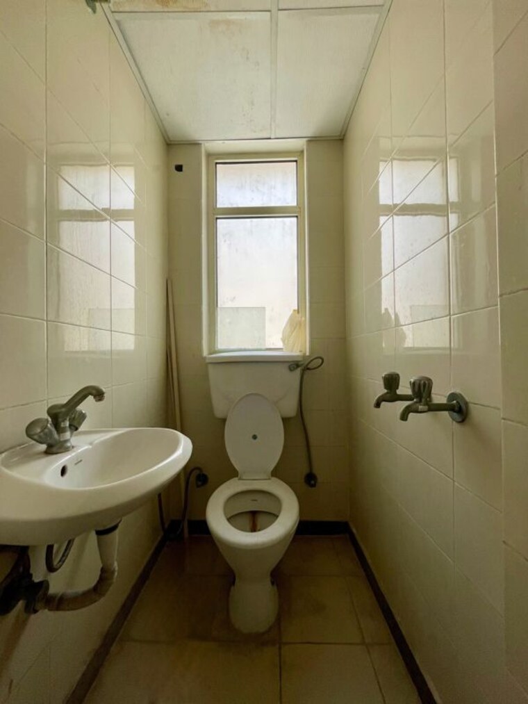 Bathroom, sector 20 3.5 Bedroom 1950 Sq.Ft. Apartment In Sector 20 Panchkula 10698374