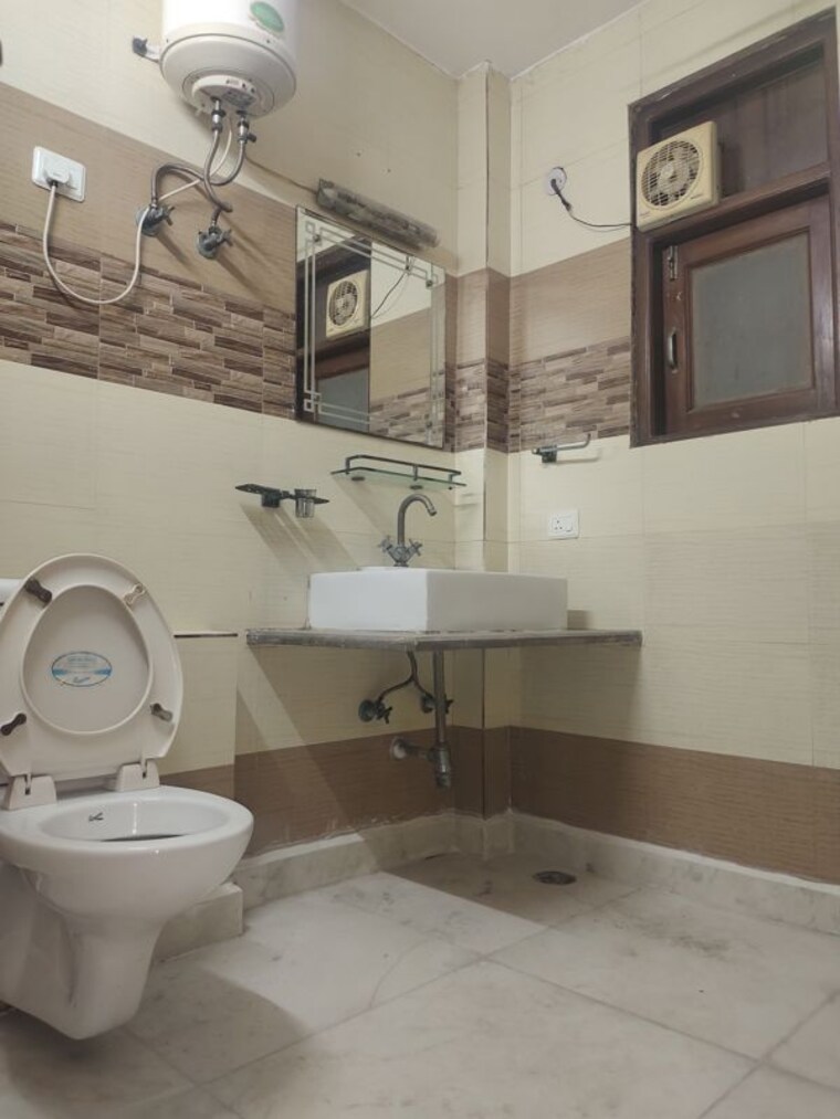 Bathroom, kalkaji 3 Bedroom 1800 Sq.Ft. Builder Floor In Kalkaji Delhi 10698373