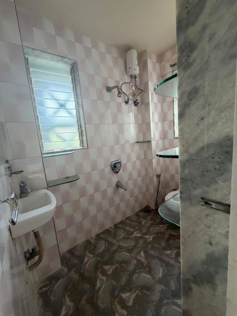 Bathroom, bandra west 3 Bedroom 1250 Sq.Ft. Apartment In Bandra West Mumbai 10698372