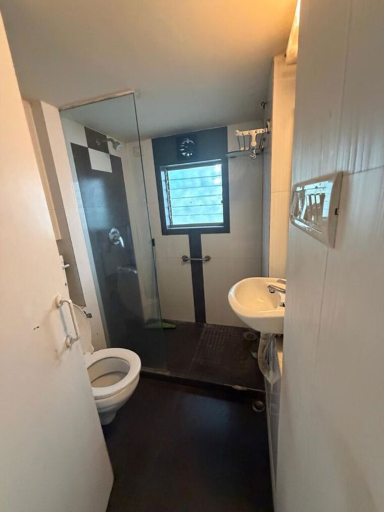 Bathroom, bandra west 3 Bedroom 1250 Sq.Ft. Apartment In Bandra West Mumbai 10698372